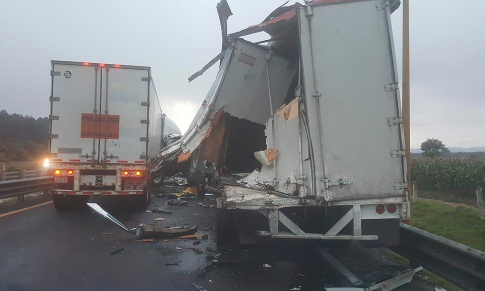 Fuerte choque entre tráileres ocasiona el cierre de la Puebla-Orizaba