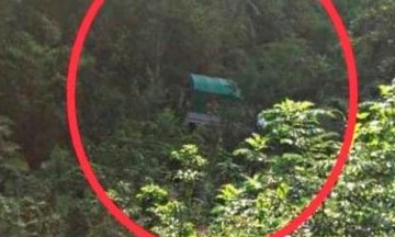 Cae camioneta con menores a un barranco en Huitzilan de Serdán