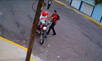 Difunden video del asalto a un repartidor de pizza en plaza San Pedro