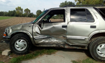 Percance entre camioneta y taxi deja una menor herida en Acatzingo