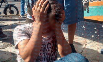 Detienen a menor por asaltar y lo golpean