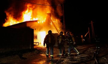 Pobladores acusan robo de ganado; incendian domicilio