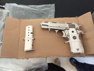 Detienen a mujer por portar un arma de fuego en San Salvador El Seco