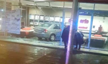 Conductor alcoholizado choca contra tienda de colchones