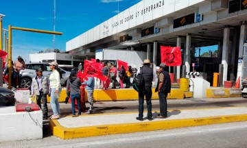 Toman campesinos casetas en la Amozoc-Perote