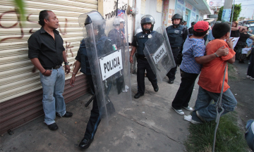 Golpean a los policías en Libres