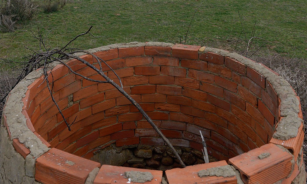 Se esconde para evitar su detención y cae en pozo en Cholula