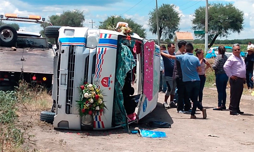 Volcadura de colectiva deja 10 personas lesionadas en Tehuacán