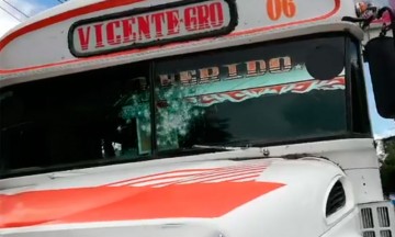 Balean autobús de pasajeros en la Sierra Negra