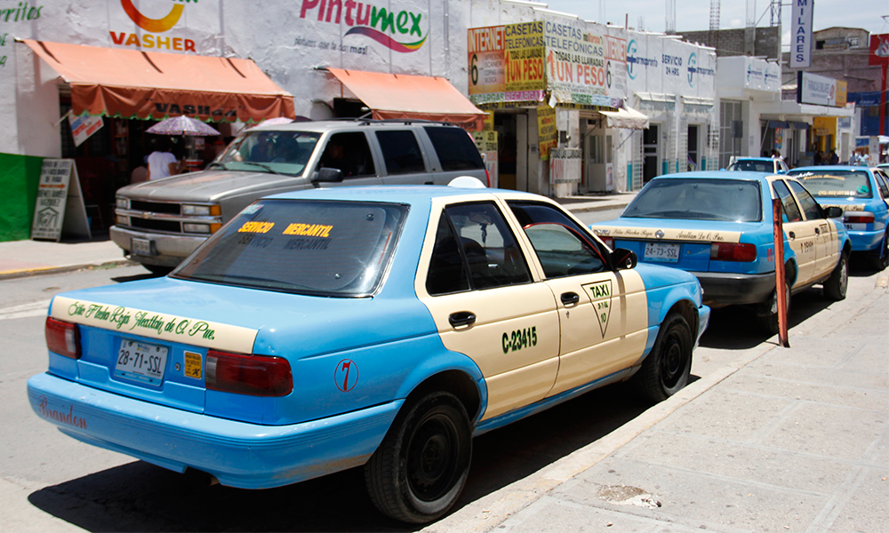 Roban taxi con todo y chofer en Izúcar