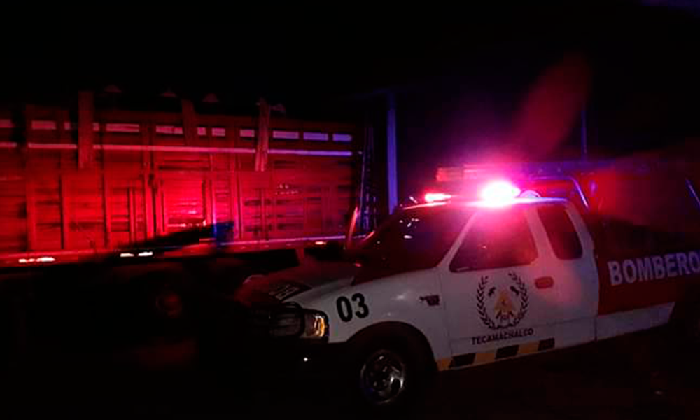 Arde bodega de frutas en la Central de Huixcolotla