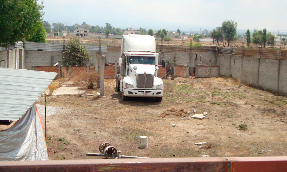 Atracan tráiler en autopista Cuacnopalan-Oaxaca; desaparece el conductor 