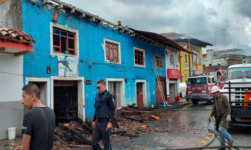 Se incendia vivienda de más de 150 años en Huauchinango