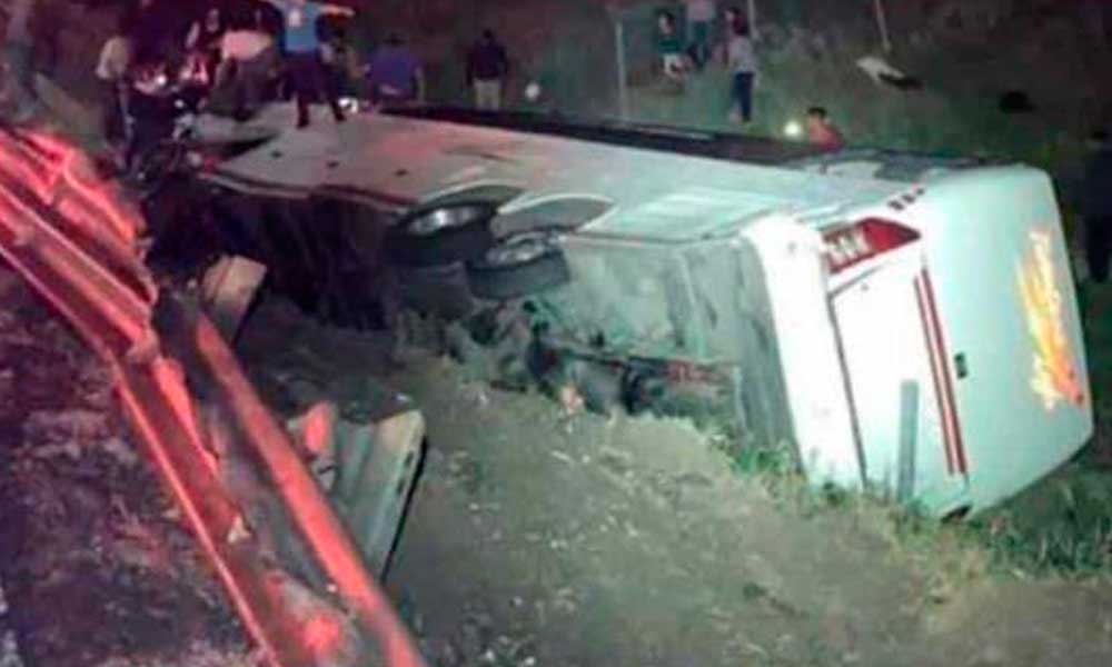 Cuatro poblanos heridos tras volcadura en Tinajas, Veracruz 