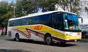 Balean un autobús de pasajeros en la Puebla-Orizaba