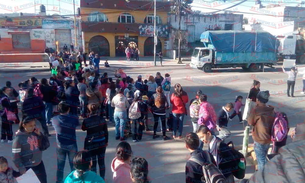 Cierran padres de familia carretera en Chachapa; exigen maestros para escuela