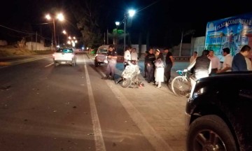 Conductor impacta contra un motociclista en Tecamachalco