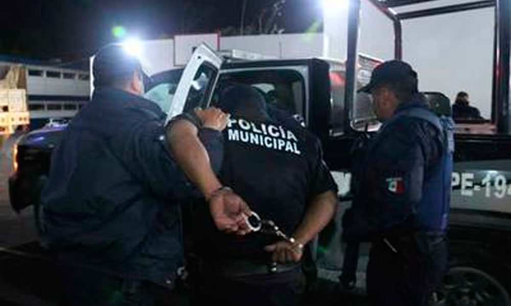 Detienen a un oficial por brutalidad policial en Cuetzalan