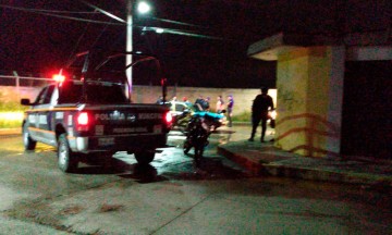 Vecinos rescatan a taxista en Texmelucan