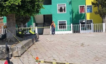 Denuncian maltrato animal; tiran a perrita de un tercer piso en Atlixco