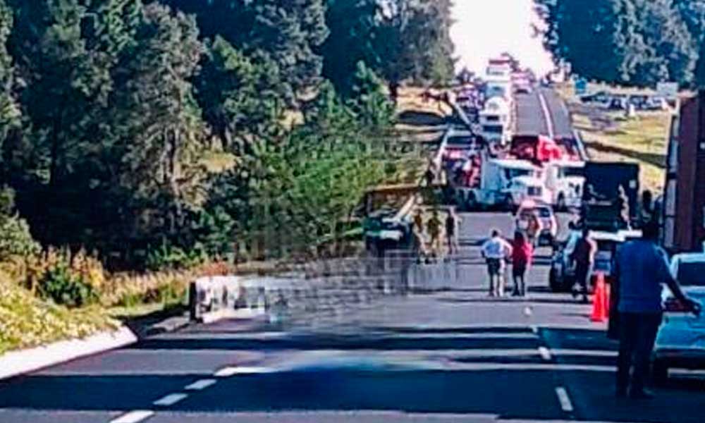 Cierran con tráiler autopista Amozoc-Perote, decenas de carros quedan varados 