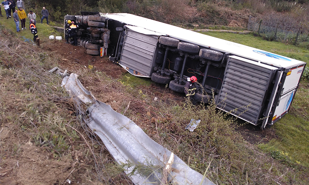 Vuelca tráiler en la Puebla-Tehuacán; huían de asalto