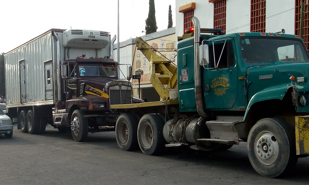 Catean inmueble y recuperan tres vehículos en Tecamachalco