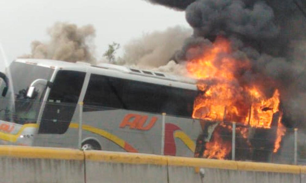 Se incendia autobús en la autopista México-Puebla