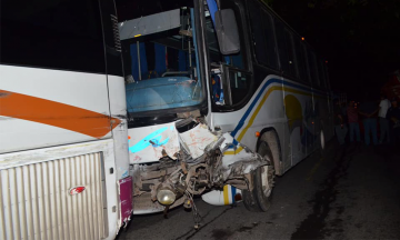 Conductor termina prensado en su auto en Teziutlán