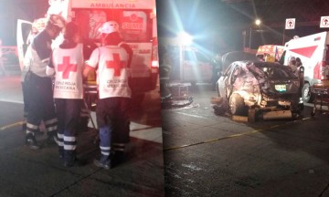 Chocan ambulancia al frente del Colegio Americano