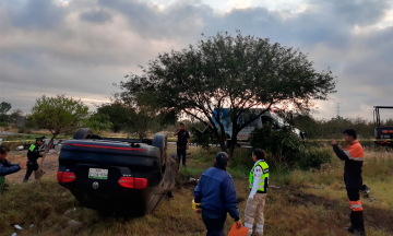 Vuelca automóvil y muere conductor en Tecamachalco