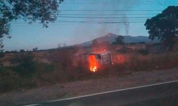 Auto se incendia tras choque en Tepatlaxco