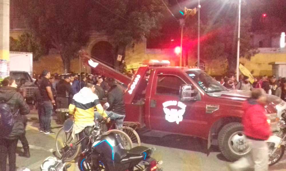 Enfrentamiento entre informales y policía en Texmelucan; 5 heridos