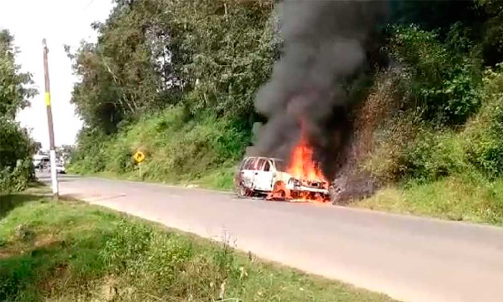 Pobladores de Zacapoaxtla persiguen a delincuentes y queman una camioneta