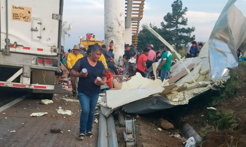 Rapiña en la México-Puebla por volcadura de camión con abarrotes