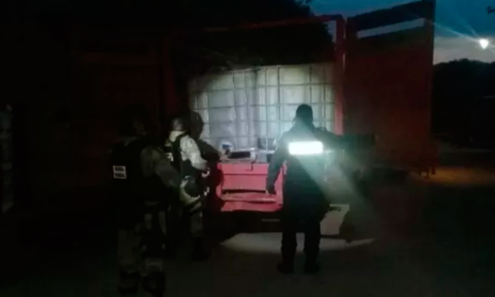 Abandonan camionetas cargadas con huachicol en Pantepec