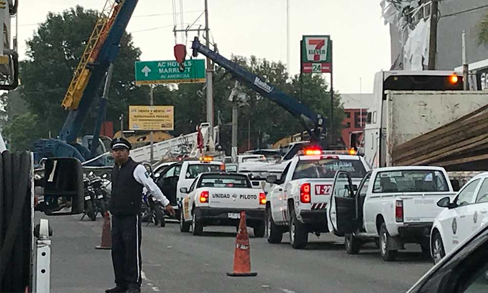 Caída de espectacular deja un muerto y dos heridas en la México-Tuxpan