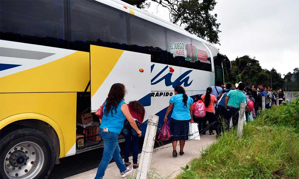 Atracan camión de pasajeros línea VIA en Tuzamapan