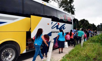 Atracan cami&oacute;n de pasajeros l&iacute;nea VIA en Tuzamapan