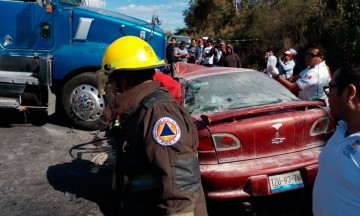 Arrolla tractocamión a familia en Valsequillo