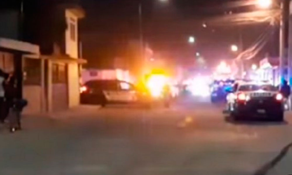 Vinculan a 12 sujetos por agredir a policías