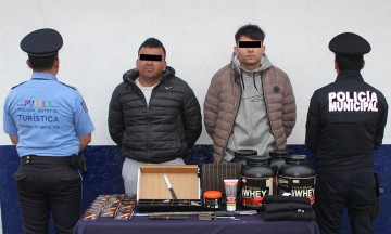 Detienen a dos hombres por robo a tienda en Puebla