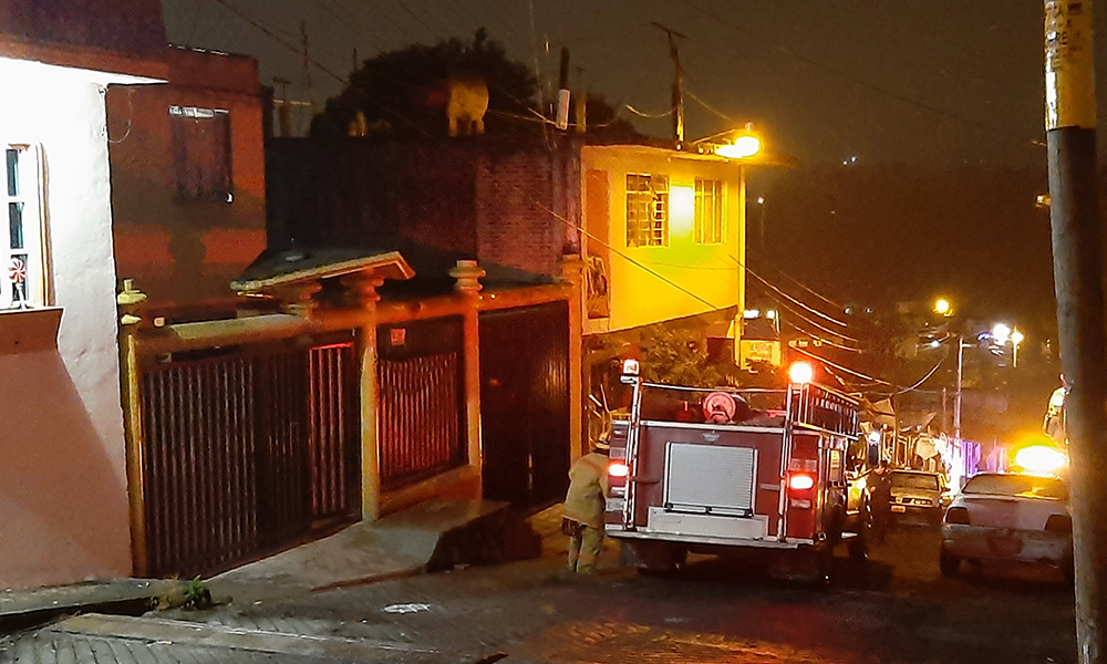 Alarma en vecinos de Huauchinango por incendio en vivienda