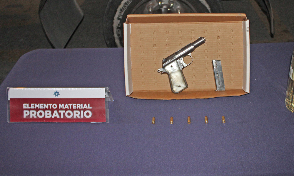 Detienen a pareja por posesión ilegal de arma de fuego en San José del Conde