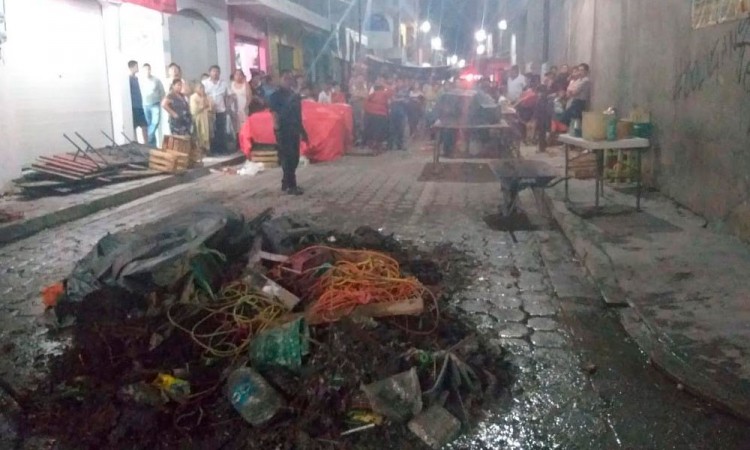 Explota pirotecnia en puesto del mercado de Zinacatepec