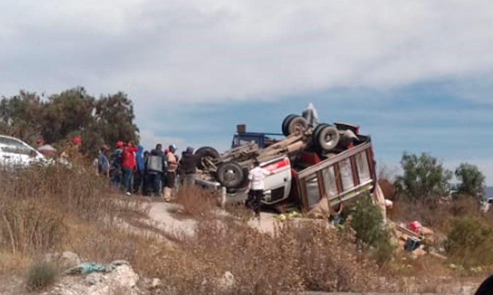 Vuelca camioneta de redilas en Tecamachalco; dos heridos graves