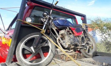 Auto impacta a motociclista, conductor está en el hospital