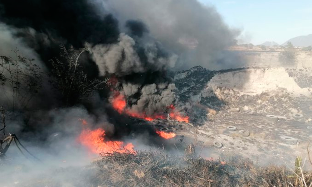 Militares sofocan incendio en campos de cultivo de Tepatlaxco