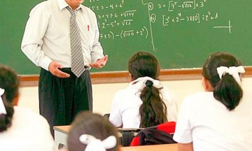 Profe estafa a 13 padres; presumía “conectes” en SEP