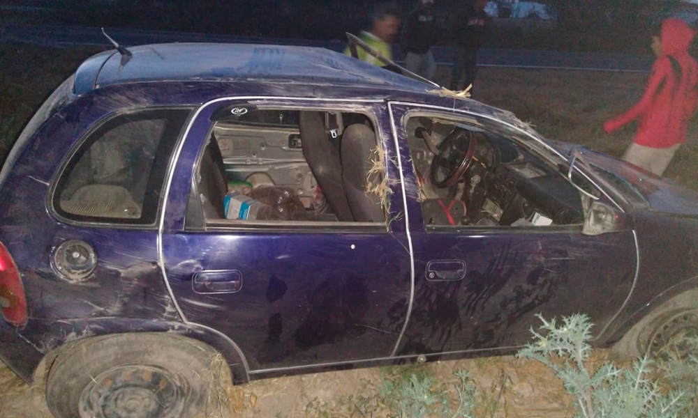 Abandonan vehículo tras volcar en Yehualtepec
